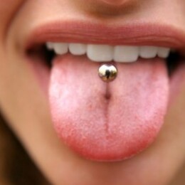 Zungebpiercing Publikationsname / Publikationsnummer / E-Tag TT.MM.JJJJ (optional)
*** Local Caption *** © YBond / Fotolia